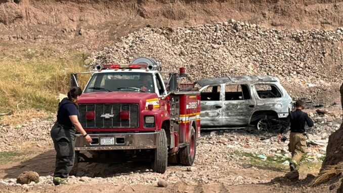 Incendio consume camioneta robada en Jardines de Oriente