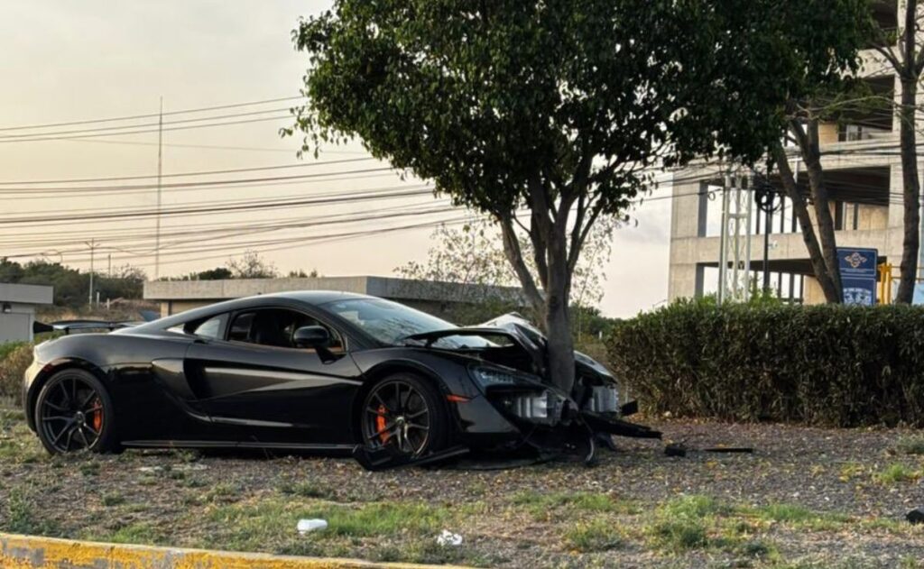 Chocan y abandonan McLaren en Juriquilla, Querétaro