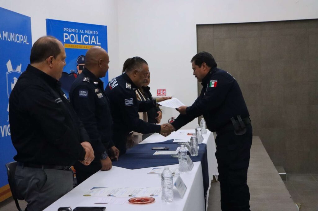 Entregan estímulos a 60 policías por desempeño y servicio