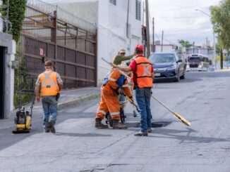 Continúa bacheo para mejores calles; Marco Bonilla supervisa labores en colonia Saucito