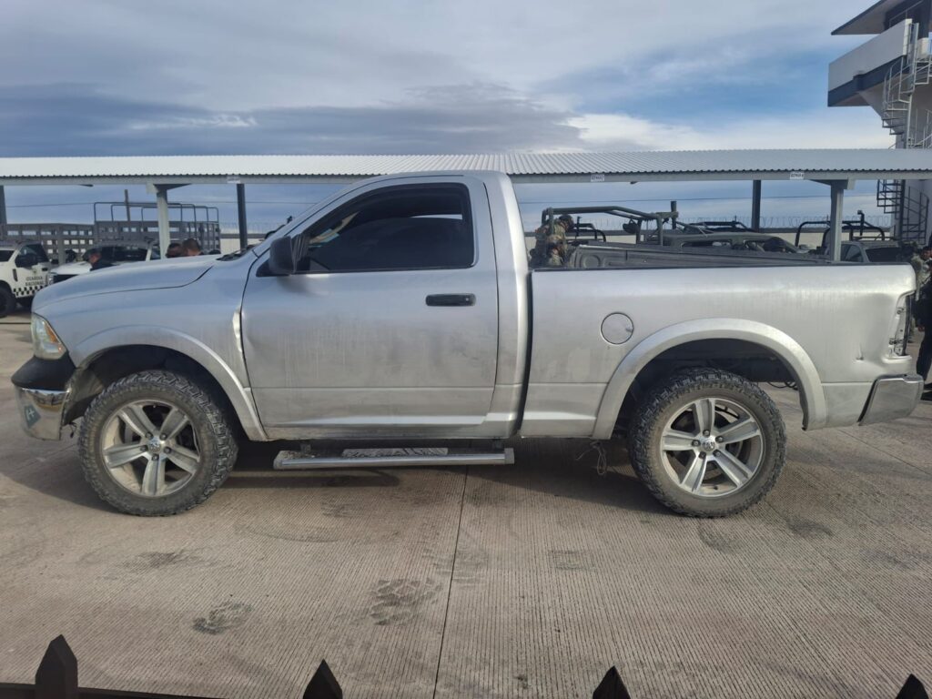 Aseguran vehículo con blindaje artesanal abandonado en brecha de Aldama