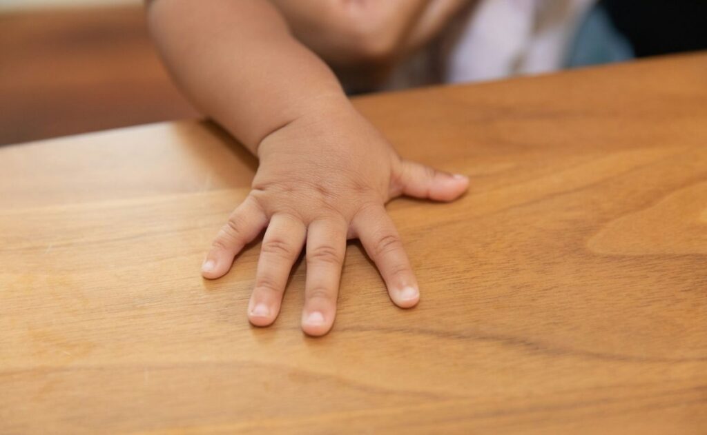Niño de 5 años muere tras caer de cuarto piso; su mamá estaba en un bar