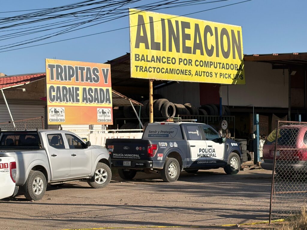 Incendio consume taller; 2 vehículos yonke calcinados