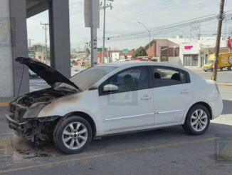 Vehículo se incendia en avenida Mirador