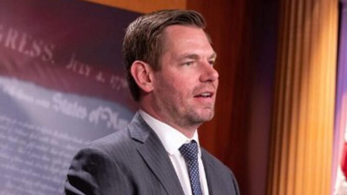 El demócrata Eric Swalwell renuncia al Congreso de EE.UU. tras denuncias de abuso sexual