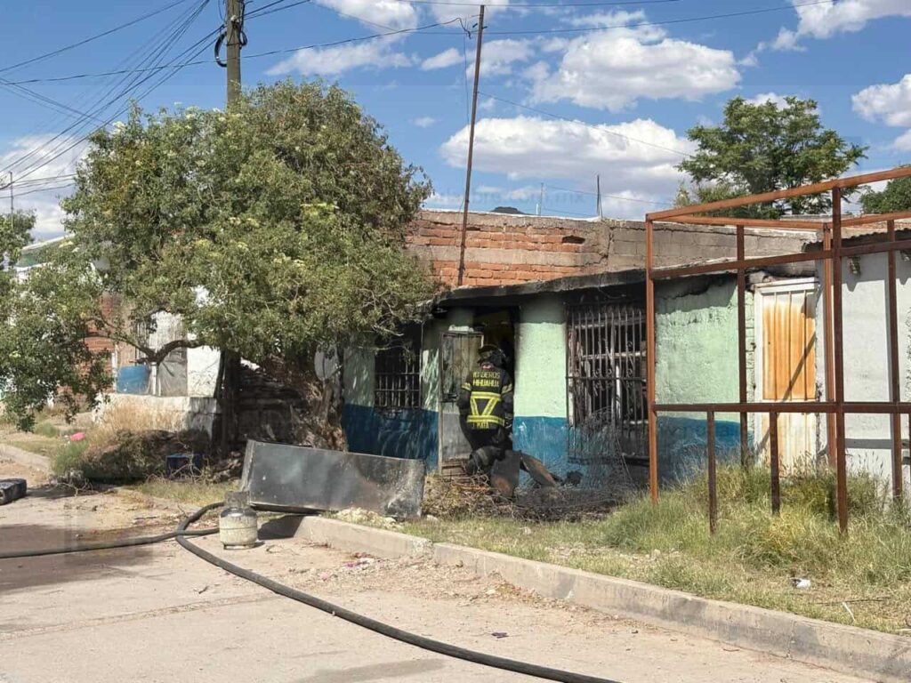 Incendio consume vivienda en la colonia Lealtad; rescatan a abuelita