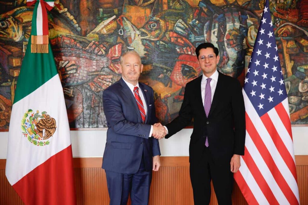 Roberto Velasco recibe en la SRE al embajador de EE.UU., Ronald Johnson