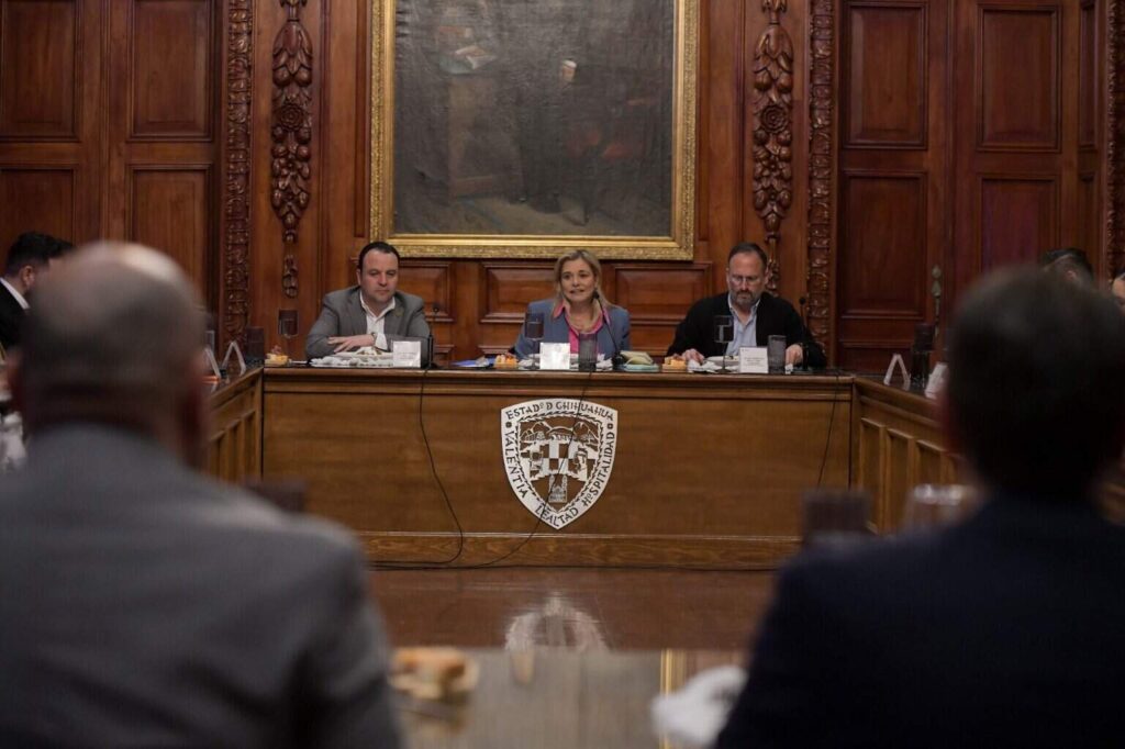 Maru Campos recibe en Palacio de Gobierno a diputados del Congreso del Estado