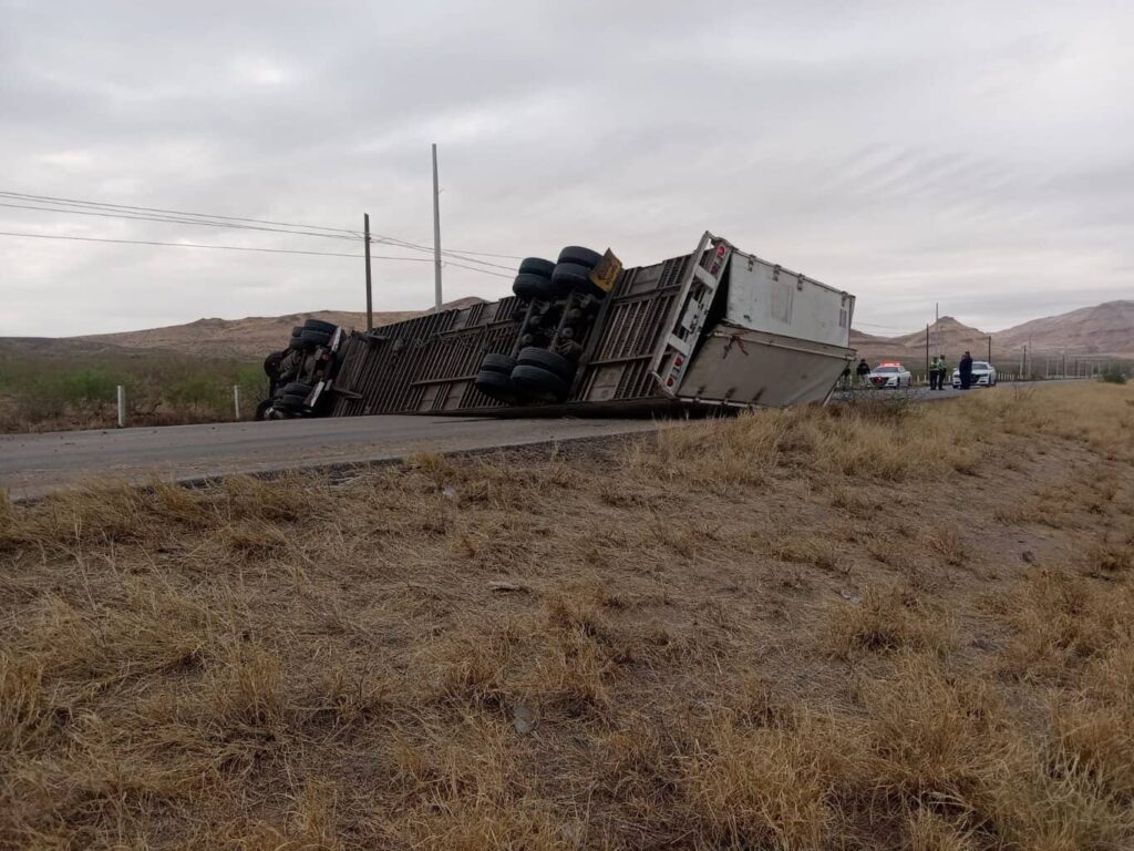 Vuelca tráiler en la carretera Delicias–Chihuahua; cierre parcial
