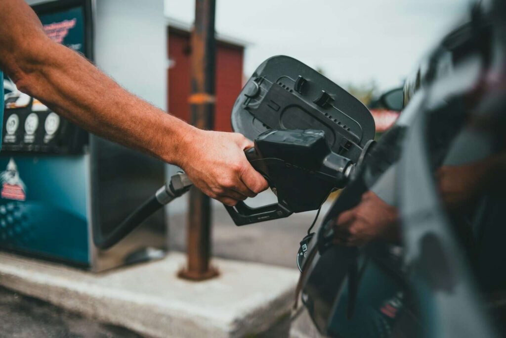 Refrendan gobierno y gasolineros acuerdos de estabilización de precios de la gasolina regular y el diésel