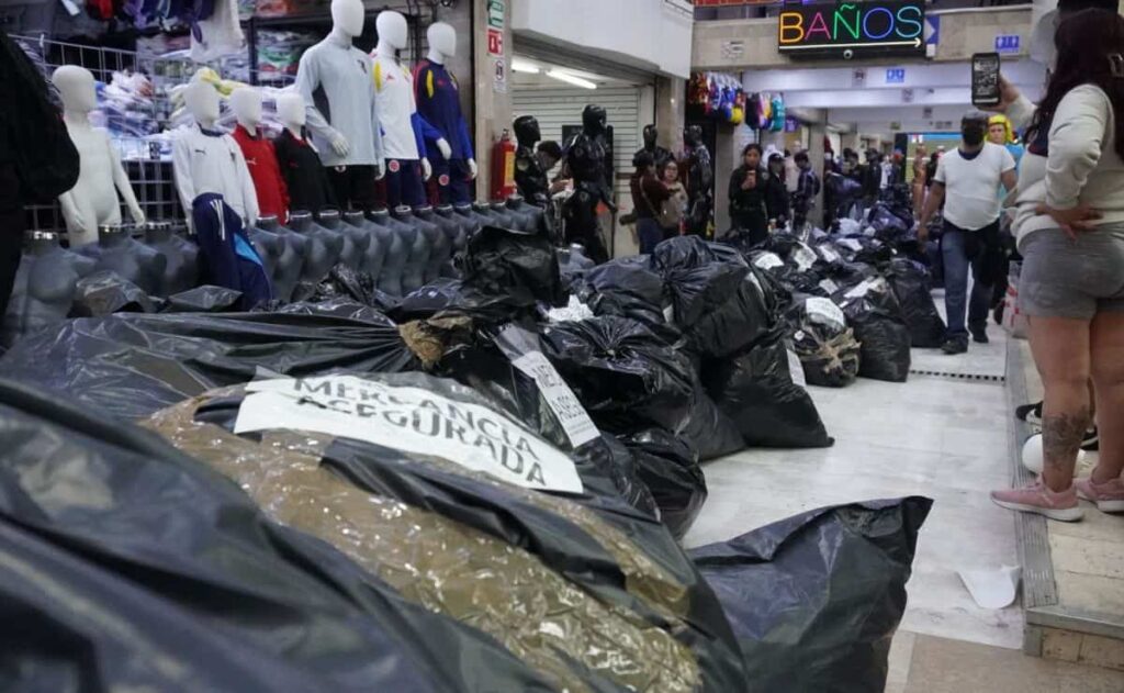 Decomisan 25 toneladas de mercancía ‘pirata’ del Mundial 2026 en Tepito