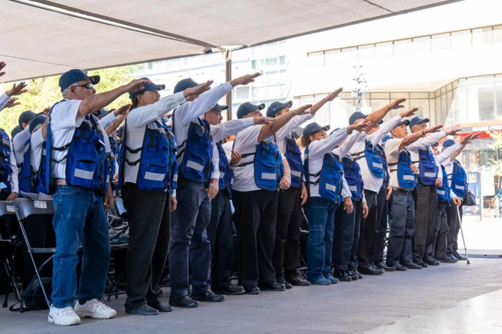 Fortalecen seguridad escolar; se suman 141 adultos mayores a programa “Abuelo Policía 2026”