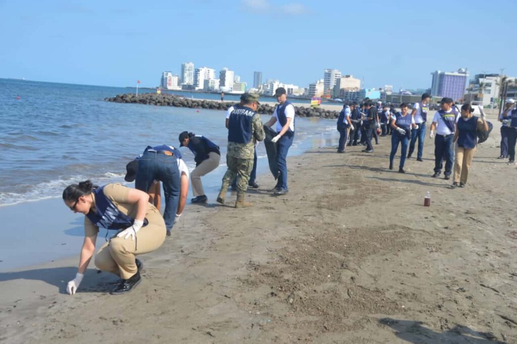 Despliegan más de 2 mil 450 elementos por presencia de hidrocarburos en costas de Veracruz y Tabasco