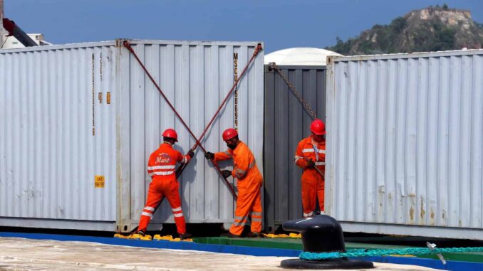 Comienza carga de convoy que saldrá desde México hacia Cuba con ayuda humanitaria
