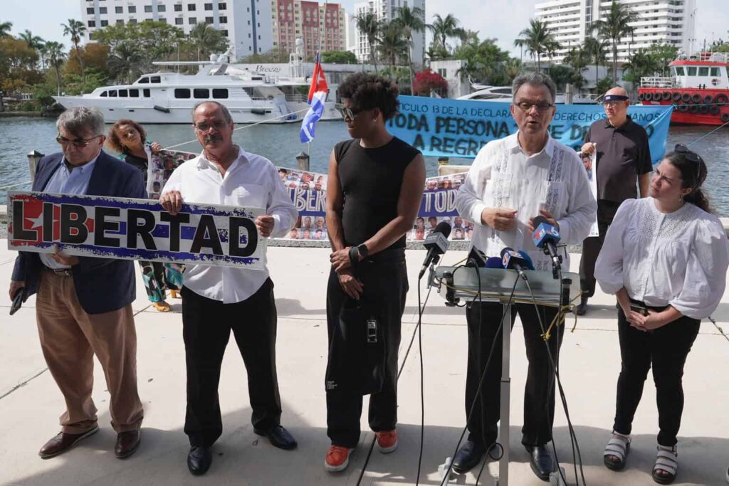 Cubanos solicitan a Trump que les permita enviar un barco a la isla con ayuda desde EE.UU.