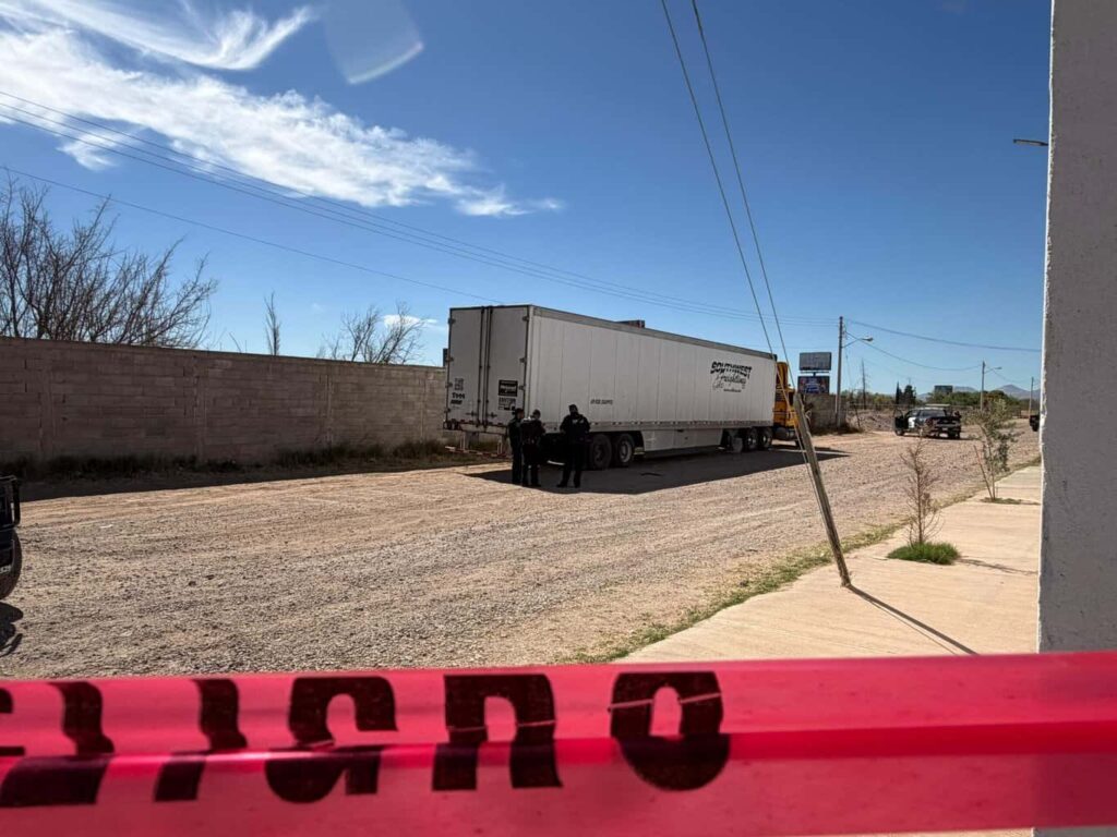 Recuperan municipales y militares en Rancho de Enmedio tráiler robado con violencia