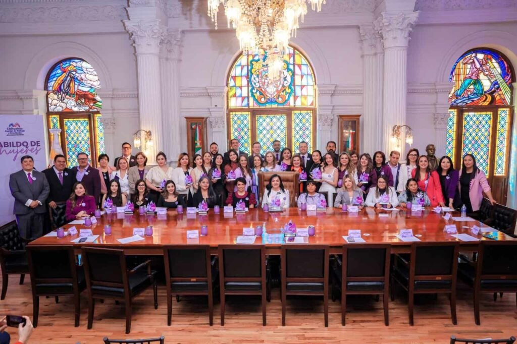 Toma Marco Bonilla protesta a integrantes del primer Cabildo de Mujeres