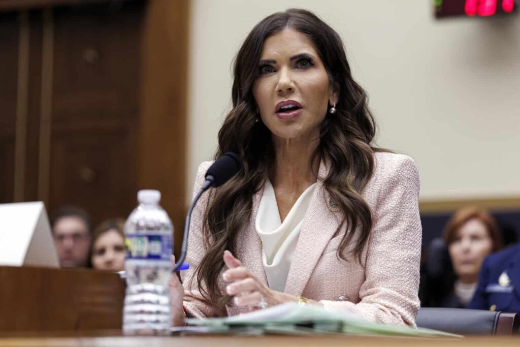 Varios sectores reciben con beneplácito la salida de Noem del DHS y exigen reformas