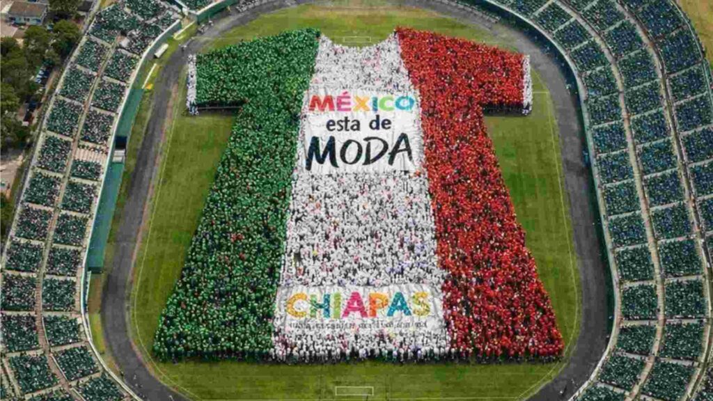 México logra récord Guinness de la camiseta de fútbol humana más grande del mundo
