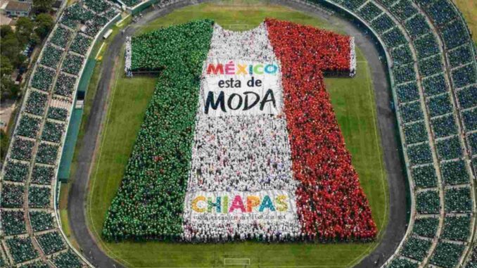 México logra récord Guinness de la camiseta de fútbol humana más grande del mundo