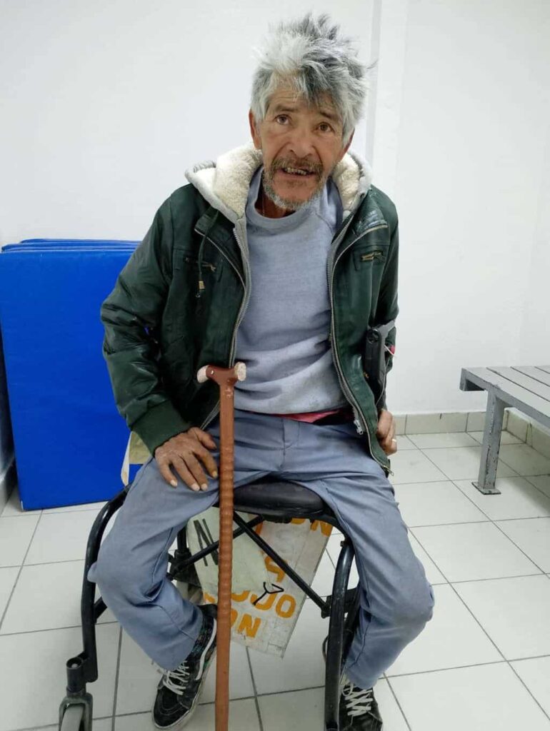 Piden apoyo para localizar a familia de hombre extraviado
