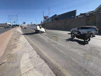Choque con volcadura genera caos vial en Periférico de la Juventud