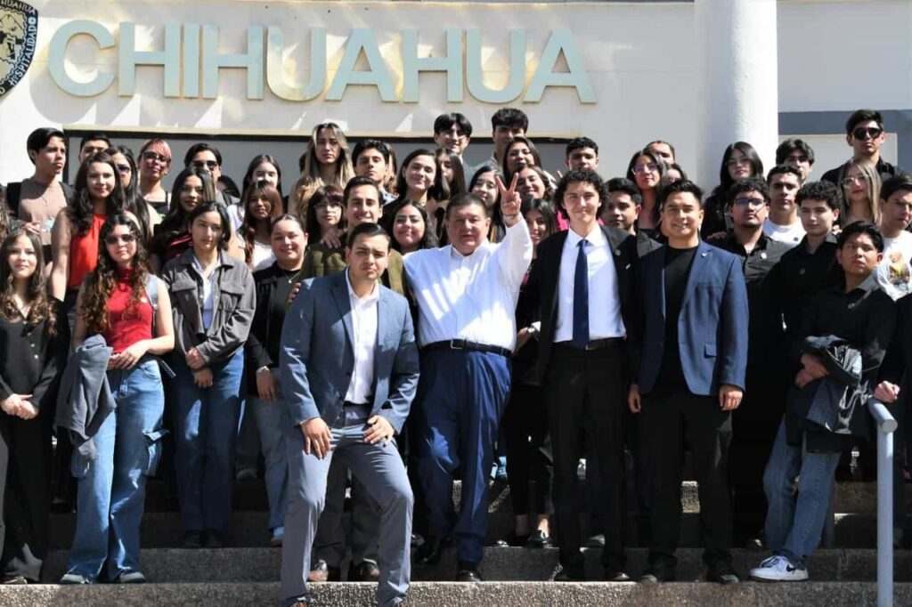 Recibe Fiscal César Jáuregui a estudiantes de Derecho de la UACH en la Fiscalía General del Estado