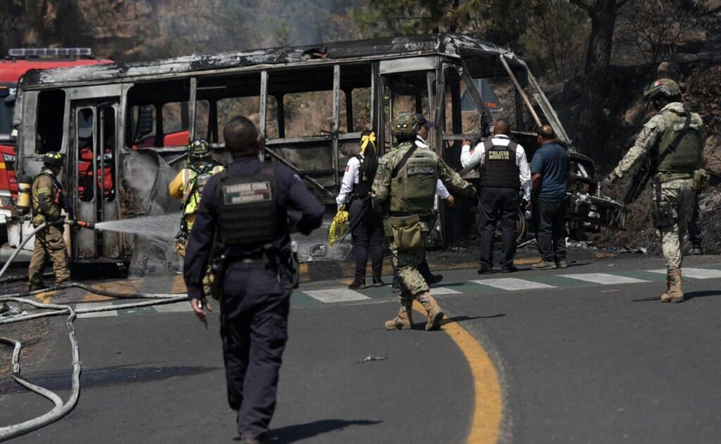 Reanudan corridas del transporte de pasajeros tras violencia por abatimiento de ‘el Mencho’