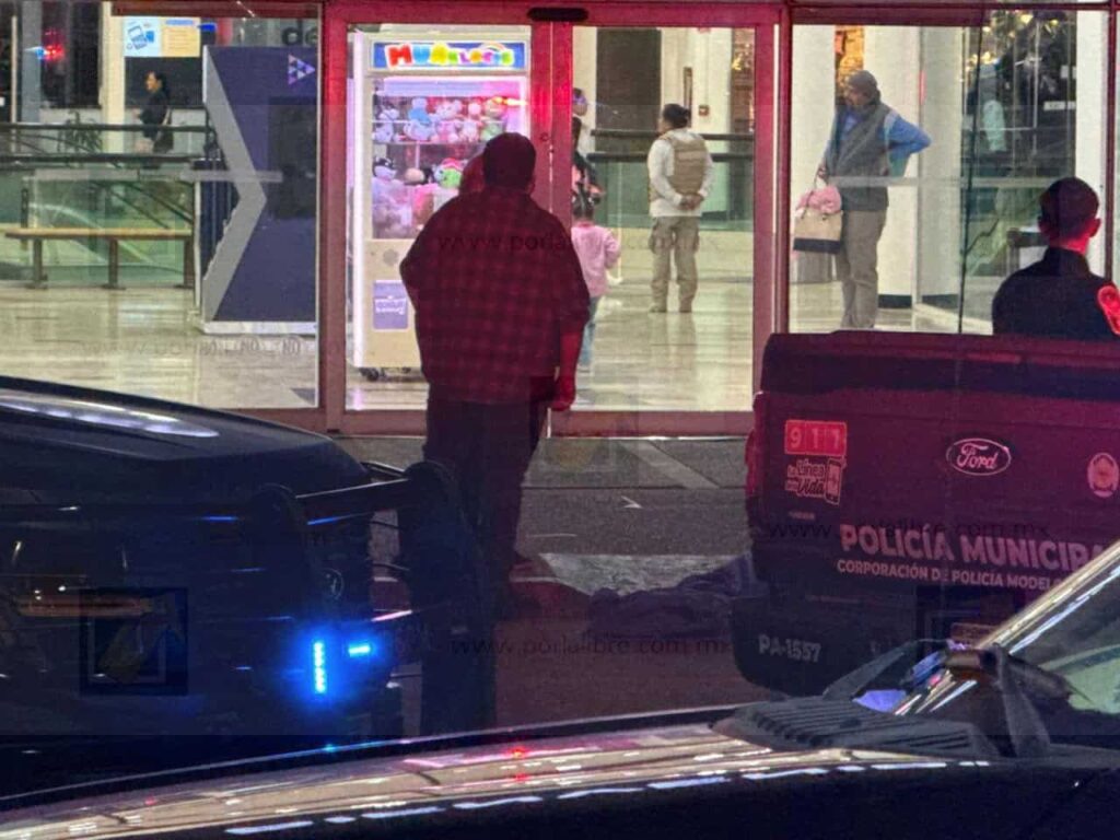 Muere trabajador tras sufrir infarto en estacionamiento de centro comercial