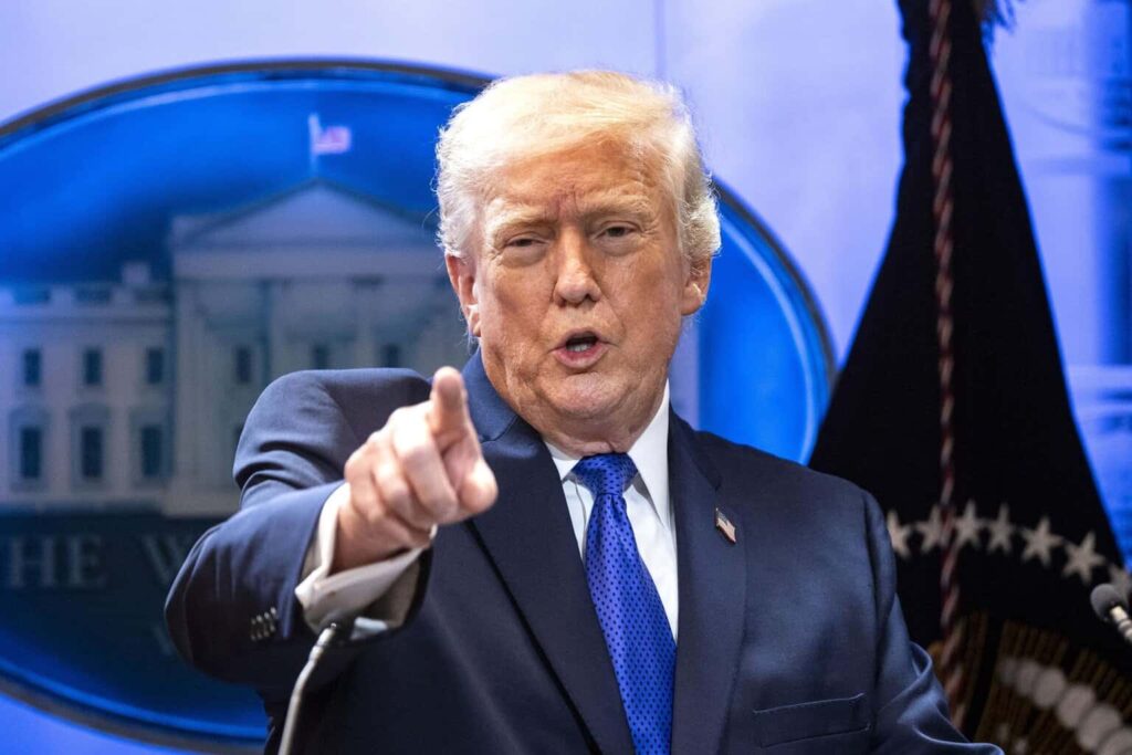 Trump firma una orden para imponer nuevo arancel global del 10% tras bloqueo del Supremo