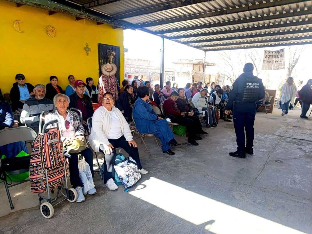 Dan plática preventiva sobre fraudes telefónicos a adultos mayores en Las Aztecas