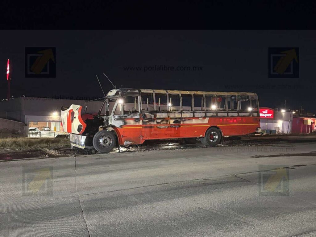 Se incendia camión de transporte de personal en la vialidad Ch-P; no reportan lesionados