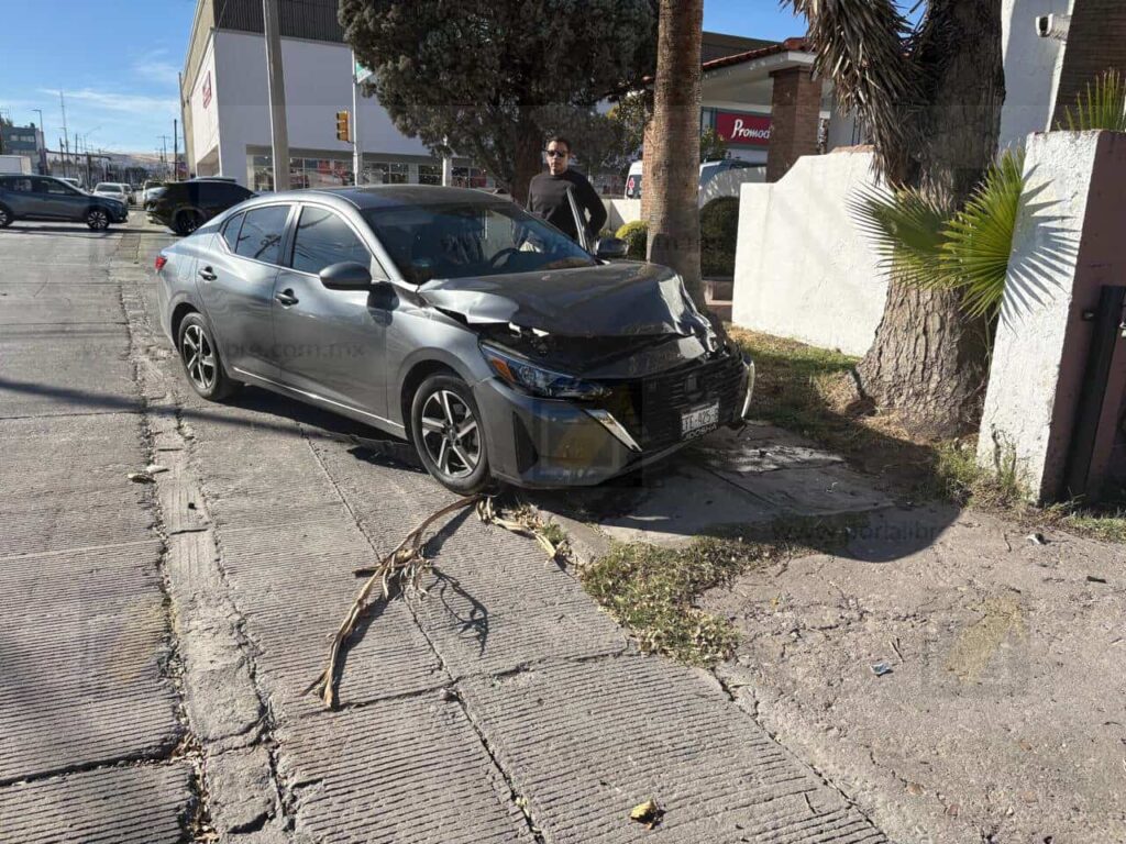 Aparatoso choque en cruce de Ortiz Mena deja lesionado y cuantiosos daños materiales