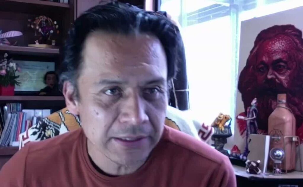 Marx Arriaga suma dos días atrincherado en oficina; anuncia asamblea