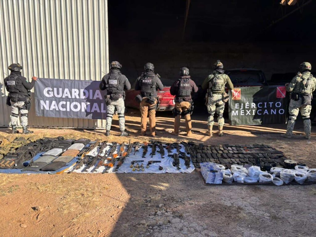 Inhabilitan casa de seguridad en Namiquipa; aseguran arsenal, vehículos blindados y equipo táctico