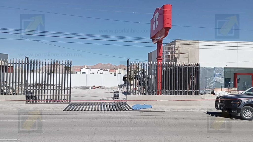 Trabajador muere tras ser aplastado por pesado barandal en obra en construcción