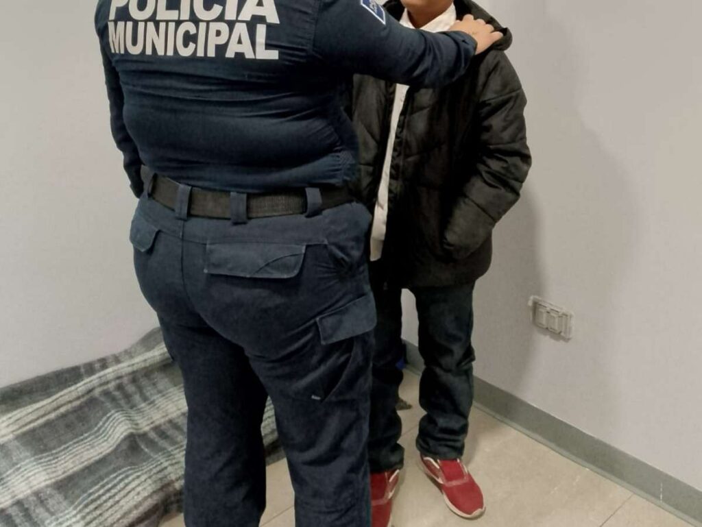 Solicitan apoyo para localizar a familia de adolescente extraviado