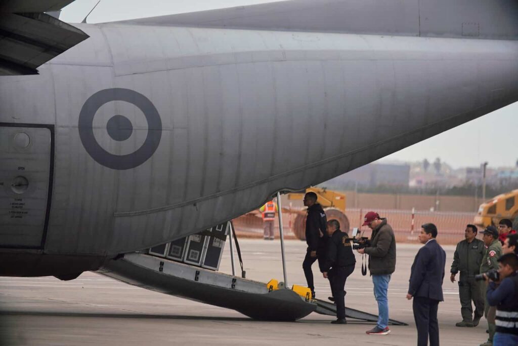 EE.UU. ofrece 2 mil 600 dólares y vuelo gratis a migrantes que se autodeporten