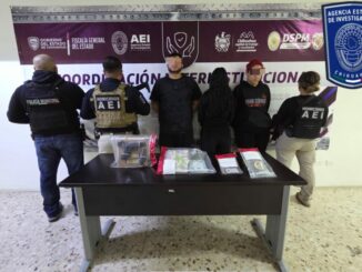 Detienen en flagrancia a pareja de adultos y adolescente en posesión de droga y un arma