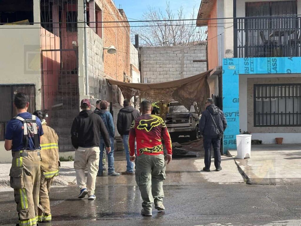 Explosión por fuga de gas provoca incendio vehicular en la colonia Cerro de la Cruz