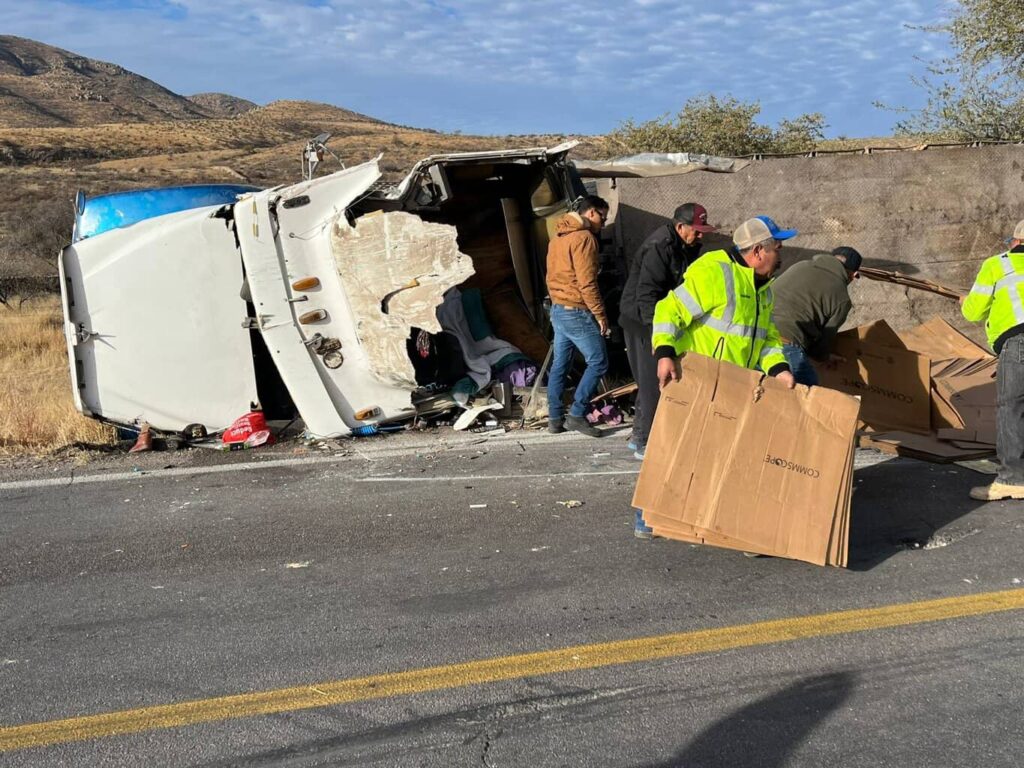 Choque frontal entre tráileres paraliza la carretera libre a Juárez