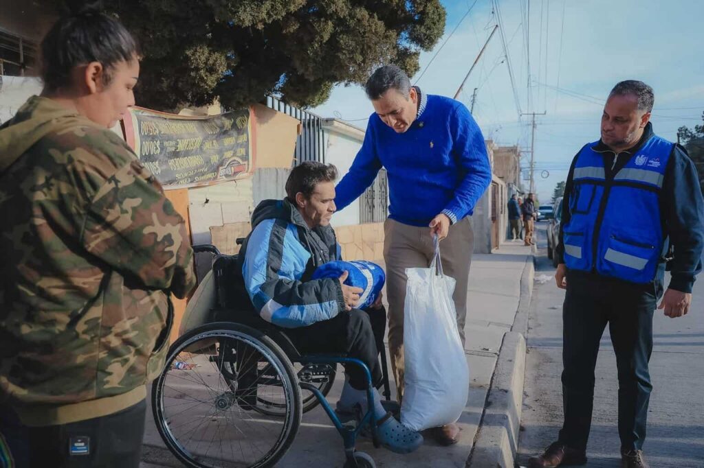Entrega Marco Bonilla cobijas y despensas a familias de la colonia Tarahumara